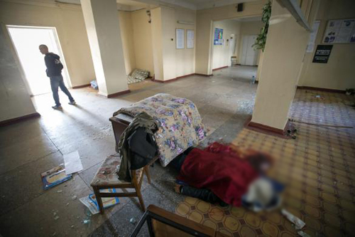 Donetsk đổ máu và hoang tàn vì đạn pháo ảnh 10